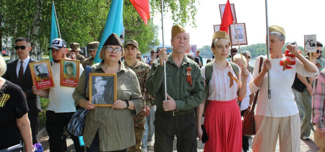В Усть-Каменогорске жители вновь вышли с портретами фронтовиков к Мемориалу Славы